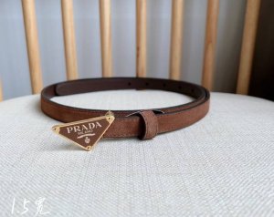 特P190 Prada (普拉达) 专柜最新款 这款腰带设计简约而不失精美 金属搭扣呈现标志性的三角形徽标轮廓 彰显品牌格调 腰带采用品牌标志性的Saffian