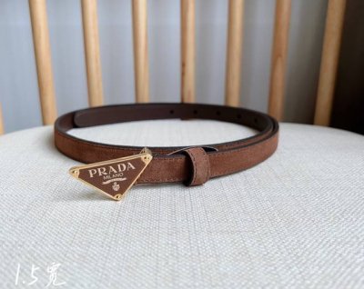 特P190 Prada (普拉达) 专柜最新款 这款腰带设计简约而不失精美 金属搭扣呈现标志性的三角形徽标轮廓 彰显品牌格调 腰带采用品牌标志性的Saffian