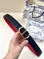 特 宽度3.5Cm Dior这款腰带扣采用“Cd”标志造型，以金属覆层黄铜精心打造。可与各式35毫米腰带搭配，提升格调，打造优雅精致的造型。 牛皮革双面腰带融合