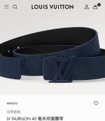 驢家 寬度40Mm Ss今季專櫃在售新品 男款 意大利進口荔枝紋飾有Logo標識圖案 背面則以低調的純黑色頭層小牛皮打造而成 搭配新款字母搭扣 雙面用