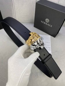 宽度4.0Cm Versace 范思哲 此款柔软的平纹皮带饰有金、银双色3D美杜莎腰带扣，可搭配正装或休闲牛仔装。