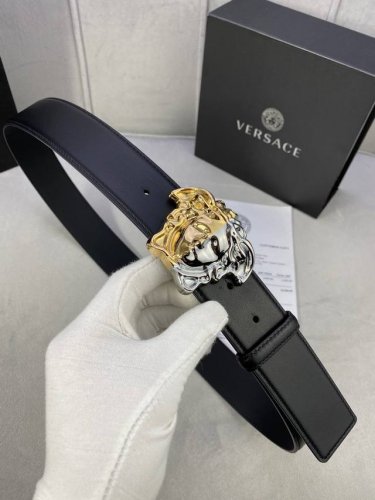 宽度4.0Cm Versace 范思哲 此款柔软的平纹皮带饰有金、银双色3D美杜莎腰带扣，可搭配正装或休闲牛仔装。