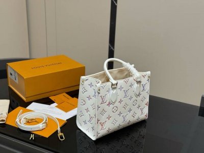 折叠盒 Size：26.20Cm Lv Onthego购物袋 有隐藏的背带设计， 可单肩～可手提 搜索 Lv Onthego丛林购物袋