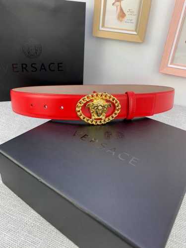 宽度4.0Cm Versace 范思哲 此款腰带采用进口开边珠光滑平纹 两面头层牛皮制造，并饰有标志性的美杜莎链条五金配件。