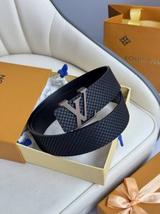 特 Lv 奢华款现代 饰以雅致大方的标志性 柔软结实的皮带 可搭配从礼服到休闲装各种服饰 宽度4.0Cm