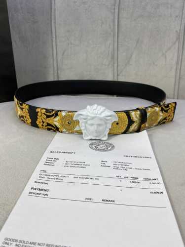 宽度4.0Cm Versace范思哲此款Palazzo腰带采用牛皮革面料制作，并饰有Le Pop Classique图案印花和标志性的美杜莎五金配件。
