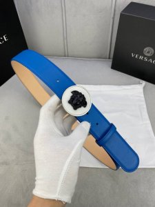 宽度4.0Cm Versace范思哲平纹磨砂底双面头层、此款腰带配醒有目的美杜莎头搭像扣，可为任何型造增添分几立体雅效致果