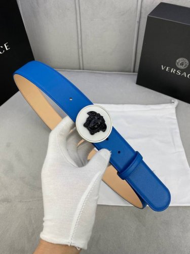 宽度4.0Cm Versace范思哲平纹磨砂底双面头层、此款腰带配醒有目的美杜莎头搭像扣，可为任何型造增添分几立体雅效致果