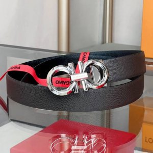 特 P160 。双面可调式Gancini皮带 这款皮带是Ferragamo的经典配饰之一，精美考究，优雅隽永。这款皮带以磨砂钌灰色饰面呈现经典Gancini扣饰