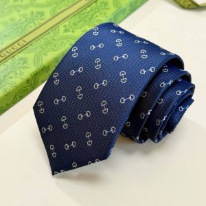 官方同步古奇男款领带 Gg马衔扣领带 ，稀有展现精湛手工与时尚优雅的理想选择，这款领带将标志性的主题动物小蜜蜂与斜纹织带完美的结合，以时尚搭配手法演绎的更显雅致