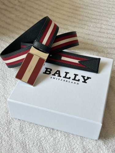 Bally 巴利 这款男士休闲双面皮带 宽3.5Cm 黑色粒面牛皮的优雅与红白布料的时尚相结合 时尚的瑞士休闲风格。