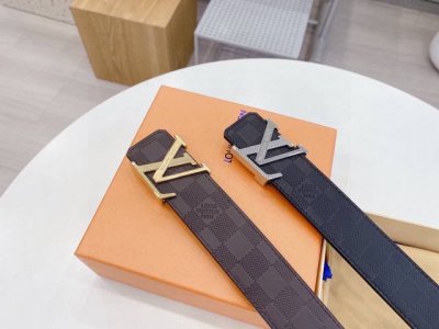 腰缠万贯~~~ 路易威登 Lv 双面进口原版皮皮带采用双线设计 精钢扣 不褪色 双色 金色 银色 随意搭配 带身宽度3.8Cm 打造出极其柔韧的触感。风格时尚现
