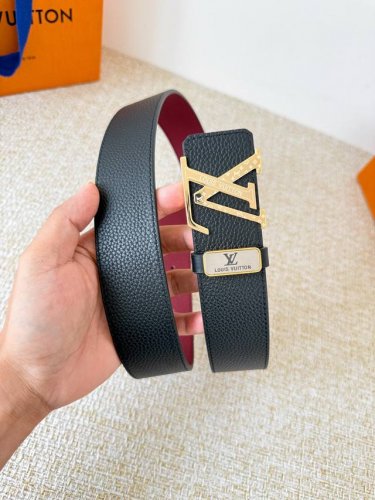 品名： Lv..路易..威登腰带皮带原单 型号：挂扣，经典纯钢材质挂扣，头层牛皮，图片实物拍摄 材料：头层牛皮，挂扣系列，纯钢材质扣头，镀钯电镀工艺永不掉色。原