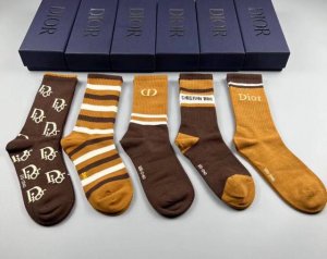 特 Dior 迪奥D家新品女款高筒袜子 一盒五双 纯棉材质，上脚柔软舒适，满满的老花经典Logo，炒鸡Nice大牌出街，潮人必备超好搭