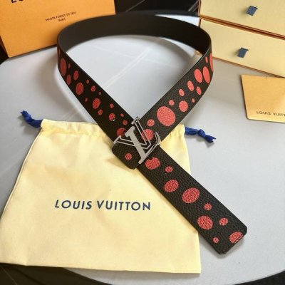L0Uis Vuitt0N 專櫃最新升級版本 寬度40Mm 原廠荔枝紋面絲印圖案效果 進口柔軟小牛皮底 搭配316精鋼鏤空字母搭扣 百搭易襯！