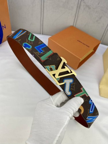 特 宽4.0 Nba Initiales 双面腰带为 Monogram 帆布注入明亮字母印花的青春气息，与另一面的素雅小牛皮共同烘托 字母搭扣。Nba 标识皮革