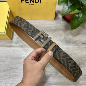 特 Fendi 芬迪 专柜同款 宽4.0Cm 双环正反用腰带 Ff按钉搭扣 土黄Cuoio Romano皮革材质 反面面料带有烟草黄和黑色Ff图案 四方金属饰面