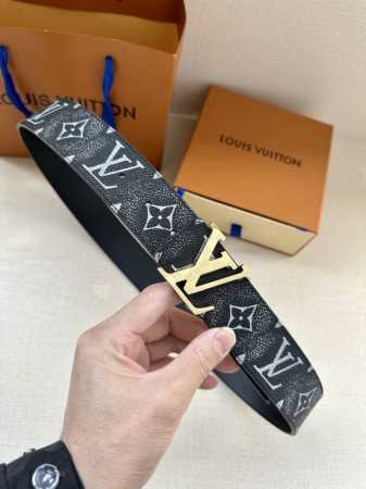 特 本款4.0宽 Lv Initiales 双面腰带以大胆笔触解读经典设计。Monogram Faded 压纹帆布呈现做旧效果，柔滑皮革提供雅致选择。 - 点击图像关闭