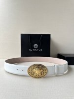 宽度：4.0Cm 范思哲 此款椭圆五金配件、腰带饰有标志性的Versace美杜莎头像扣，彰显品牌格调。是一款精美的衣橱必备单品。