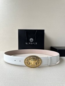 宽度：4.0Cm 范思哲 此款椭圆五金配件、腰带饰有标志性的Versace美杜莎头像扣，彰显品牌格调。是一款精美的衣橱必备单品。