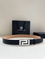 宽度3.5Cm Versace 范思哲 两面手掌纹 此款柔软的皮带饰有一个几何形状的希腊回纹别扣，既时尚又优雅