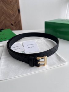 -Bv 2025新款女士编织腰带 纯手工Intreccio大格子编织 双面意大利小牛皮搭配微复古金色表扣设计针扣 宽度2.5Cm 颜色: 黑色