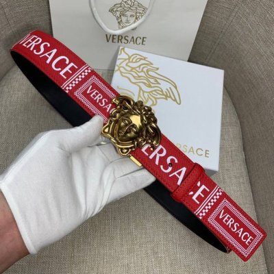宽度3.8Cm Versace范思哲经典款十字纹印花搭配新款旋转扣：此款腰带配有醒目的美杜莎头像搭扣，可为任何造型增添几分立体雅致效果。