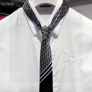 Dior家款新领带 Dior男士Cd提领花带 稀有展现精湛工手与时尚优雅理的想选择，这采款用Do家最经极典具标志性Logo提制花成的领带，以同色调法手演绎的更显