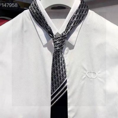 Dior家款新领带 Dior男士Cd提领花带 稀有展现精湛工手与时尚优雅理的想选择，这采款用Do家最经极典具标志性Logo提制花成的领带，以同色调法手演绎的更显
