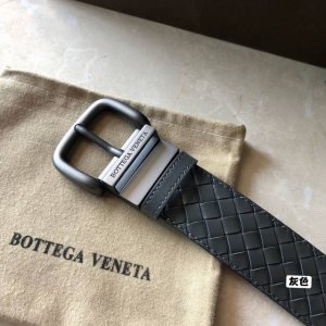 Bottega Veneta可剪裁调式腰带，从横交错的编织风情匠心独具，搭配旋转尾夹针扣体现完美美学，时尚奢华，编织经典。3.5Cm. 6547180