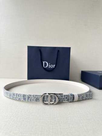 特 宽度2.0Cm Dior 受到标志性的同名手袋的启发 Montaigne腰带提供可翻转的版本 这要归功于其旋转机制 一侧采用天然光滑的小牛皮制成 - 点击图像关闭