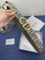 迪奥550 3.5Cm。特 这款 Montaigne Avenue 腰带从同名手袋汲取灵感，采用黑色光滑 牛皮革精心制作，质感柔软，设计优雅，饰以富有光泽的新款