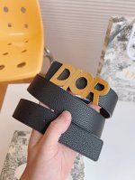 迪～奥 男士休闲皮带系列。双面可用，采用精选头层牛皮荔枝纹搭配Dior标志五金，演绎时尚风格；自信活力，易搭配服饰。宽度：35Mm 顶级