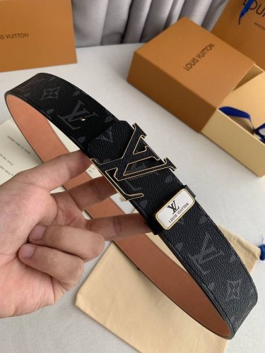 品名： Lv..路易..威登原单 型号：经典十字纹挂扣，纯钢材质扣头，图片实物拍摄 材料：双面头层牛皮，挂扣系列，纯钢质扣头，钯镀电镀工艺永不掉色。十字纹贴皮钢