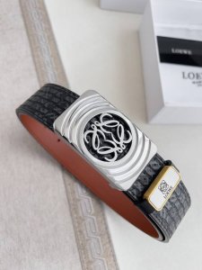 品名：罗意威.Loewe 腰带 皮带 P210 型号：挂扣，纯钢材质挂扣，图片实物拍摄 材料：百分百头层牛皮，保证真皮。24K纯钢扣，真空电镀永不掉色专柜同等质
