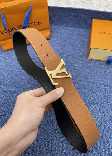 品牌Lv 4.0Cm 描述这款饰有Lv带扣的腰带配以水牛皮衬里，覆以Monogram 牛皮。展现细腻的品牌特质，是牛仔裤的理想配件 Lv字母带扣 Monogra