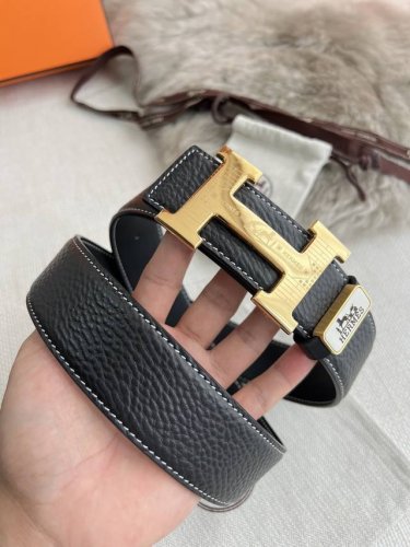 品名： 爱玛仕.Hermes腰带 皮带 原单 型号：挂扣，经典纯钢材质扣头，双面头层牛皮，图片实物拍摄 材料：双面头层牛皮，挂扣系列，纯钢材质扣头，钯镀电镀工艺