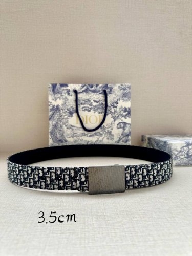 Dior 这款 35 毫米双面腰带结合典雅气质与摩登风范。双面设计，一面采用oblique 印花帆布，另一面则采用同色调粒面牛皮。长度可调节，可搭配各式 35