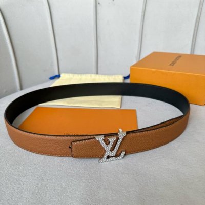 特 寬度：35mm Lv S-Lock系列 精緻的字母搭扣 搭配驢家法國原廠荔枝紋皮料 手感超好 雙面用