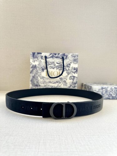 宽度3.5 Cm Dior 迪奥两面腰带款式迷人多样，采用多种材质精心打造，为各式廓形增添点睛之笔，彰显优雅醒目的气质。向迪奥钟爱的细节艺术致敬，彰显非凡的高雅