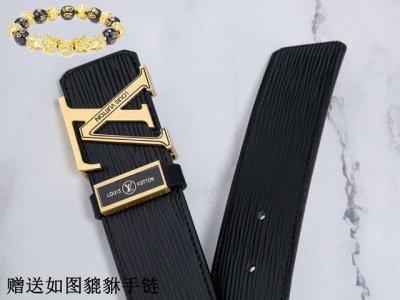 皮带：Lv..路易..威登原单 腰带：百分百头层牛皮，保证真皮。24K纯钢扣双面可用专柜同等质量， 送人自用首选 包装： 请认准如图专柜包装，赠送打孔器，银联发