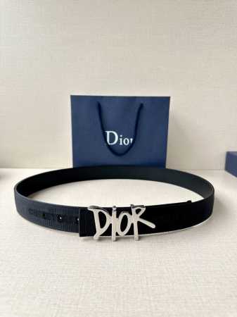 宽度3.5Cm Dior 这款不锈钢金属腰带扣是春季系列新品，展示 Cd Icon 标志和 Oblique Cosmo 图案，致敬 Dior 的经典图案。可与各 - 点击图像关闭