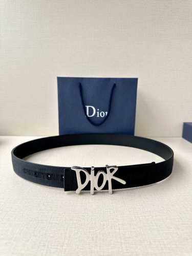 宽度3.5Cm Dior 这款不锈钢金属腰带扣是春季系列新品，展示 Cd Icon 标志和 Oblique Cosmo 图案，致敬 Dior 的经典图案。可与各