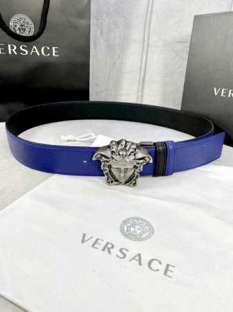 p220 宽度4.0Cm Versace（范思哲）采用进口两面荔枝纹牛皮，此款平面腰带配有醒目的美杜莎头像搭扣，可为任何造型增添几分立体雅致效果。 - 点击图像关闭