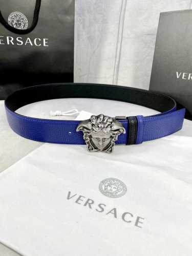 p220 宽度4.0Cm Versace（范思哲）采用进口两面荔枝纹牛皮，此款平面腰带配有醒目的美杜莎头像搭扣，可为任何造型增添几分立体雅致效果。