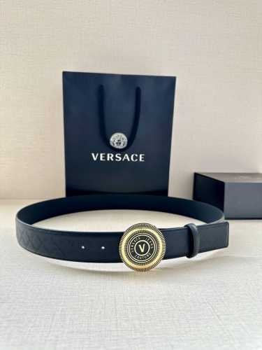 宽度3.8Cm Versace Jeans Couture 牛皮革V-Emblem板扣式皮带、饰有La Greca彰显个性设计。该铆钉腰带饰有La Greca五
