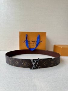 4.0宽:Lv Dimension 双面腰带将创意传承与华美街头风范共冶一炉，彰显创意总监 Pharrell Williams 的时尚远见。Monogram 帆