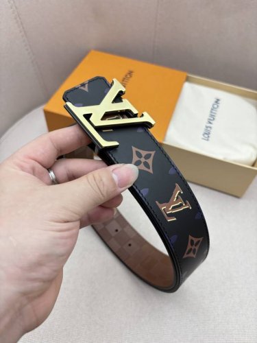 双面使用 Lv路易男士 宽度4.0 Cm 简单大方 精品五金 双面进口皮 佩戴效果非常不错 送礼自用最佳推荐