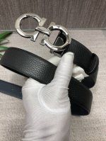 配全套包装礼盒 菲拉格慕：原单双面头层牛皮荔枝纹带身，黑兰双色一体，配全套包装 支持Nfc扫描！五金可随意搭配，可双用可裁剪，原产皮料定制，专柜宽度3.5Cm