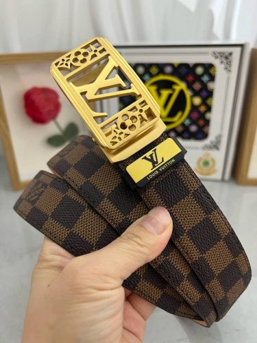 品名：Lv..路易..威登自动带 材质：原单牛皮腰带 百分百头层牛皮腰带保证真皮，24K纯钢扣，专柜原单品质、做工精细，时尚大牌，送人自用首选 包装： 请认准如